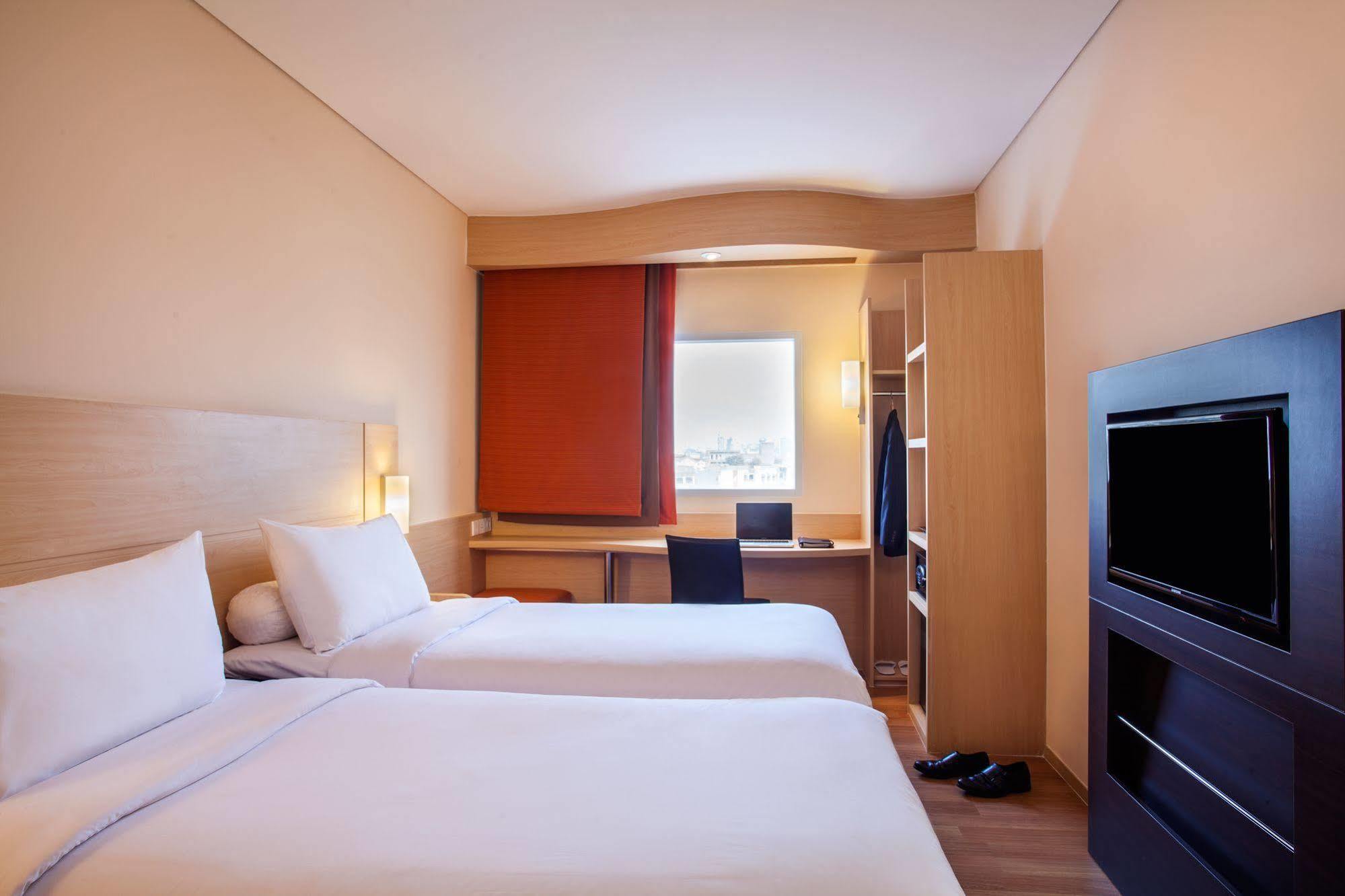 Ibis Jakarta Harmoni Екстериор снимка