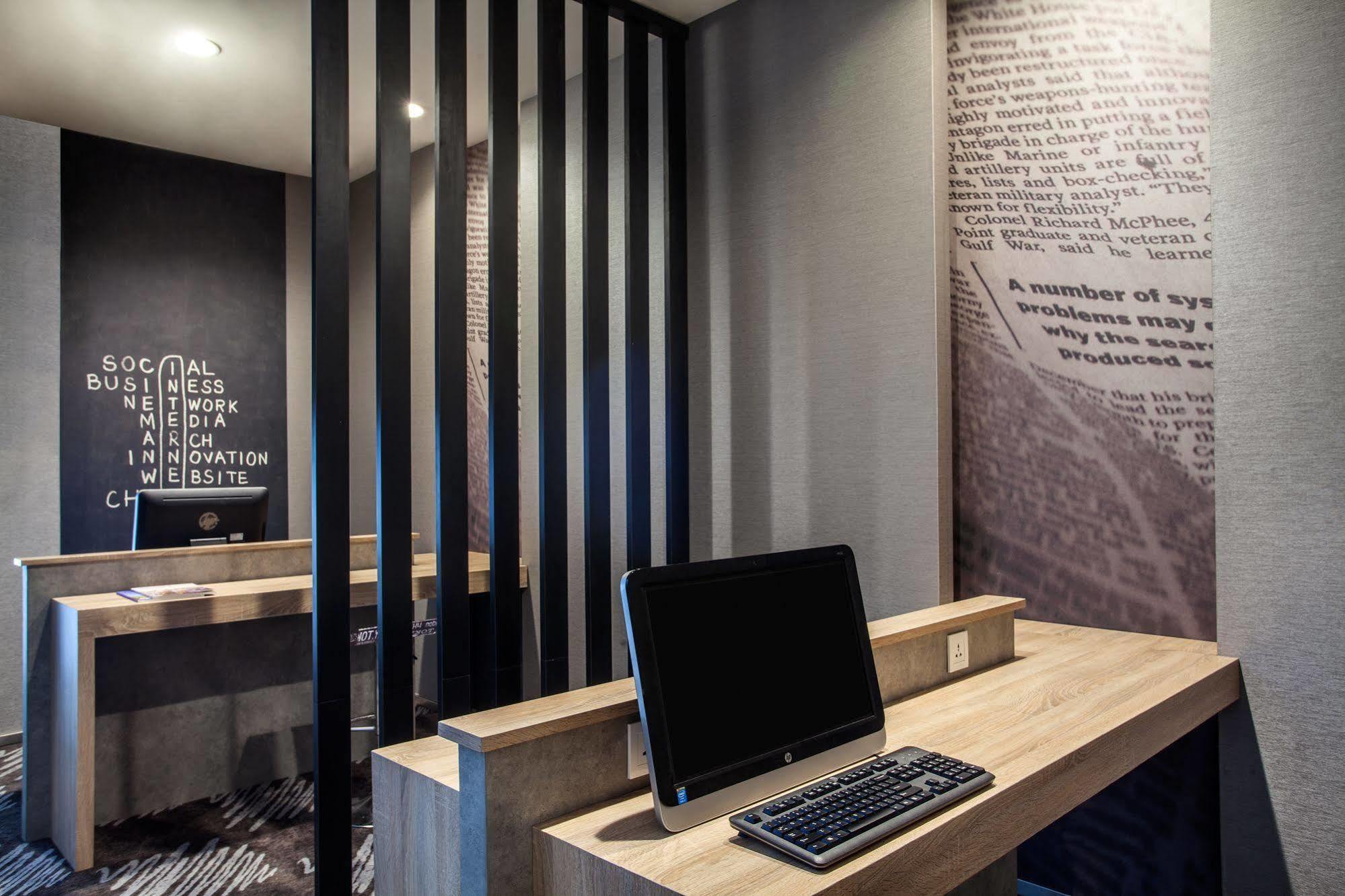 Ibis Jakarta Harmoni Екстериор снимка